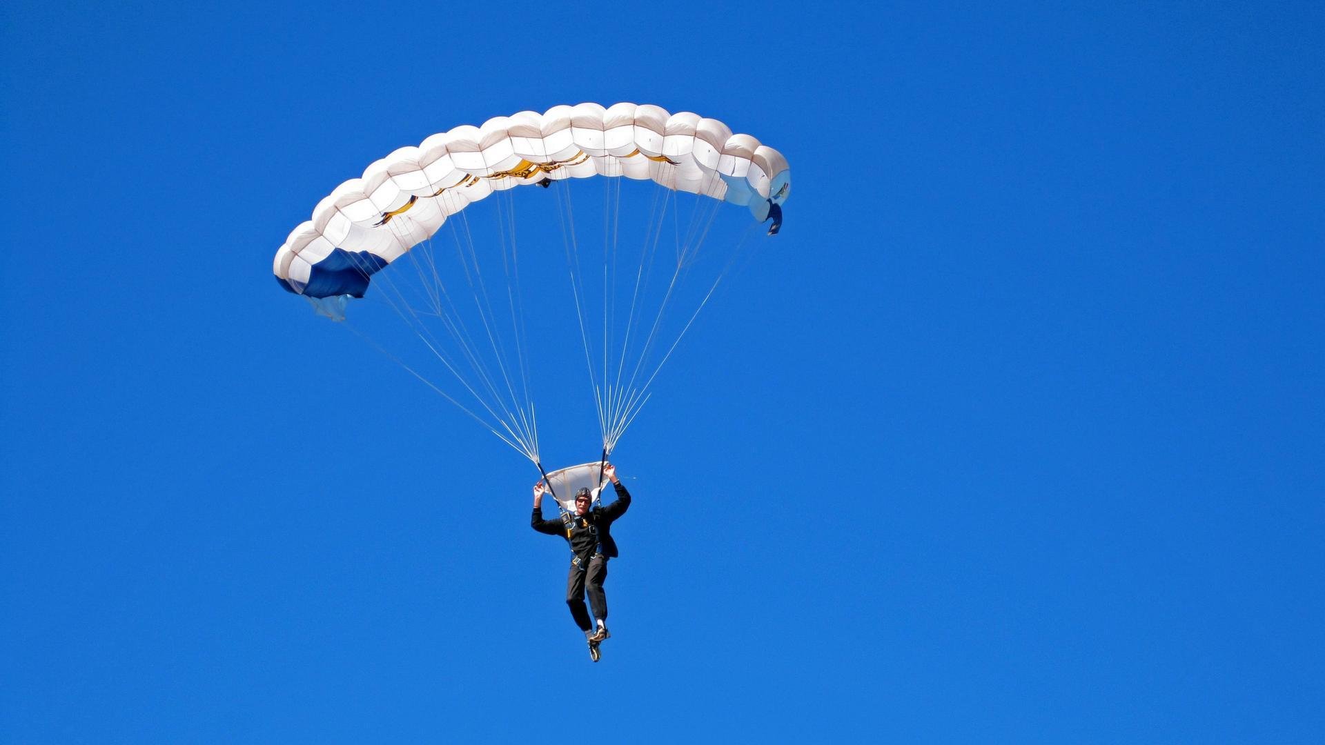 湖人训练营开放日吸引上万球迷，詹眉组合现场合练，湖人 训练